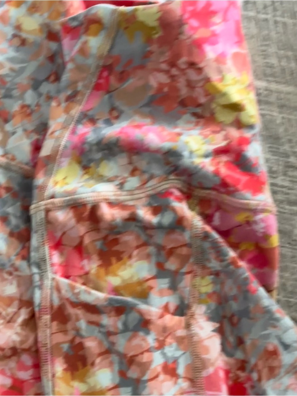 Lululemon women’s Active Leggings in buttery soft size 6 Pink Multi cropped - Picture 3 of 4